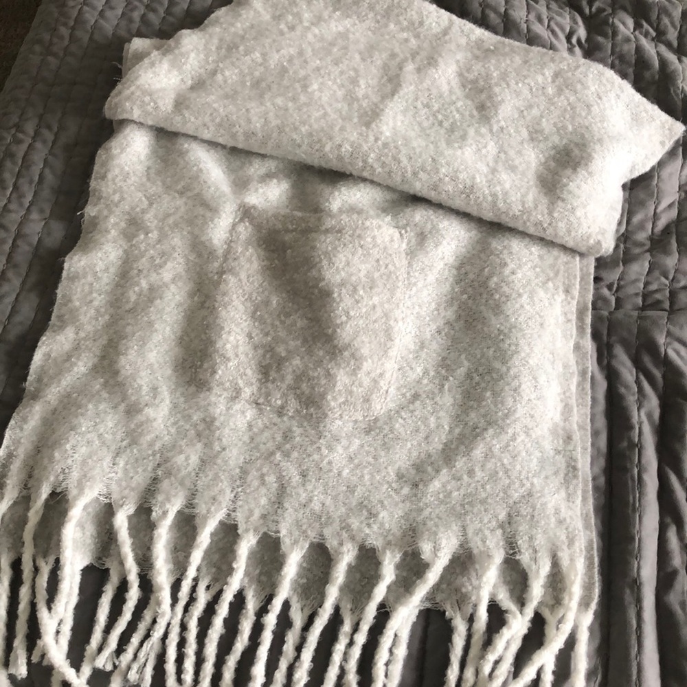 Anthropologie Madison 88 white blanket scarf with pockets. super soft NWOT